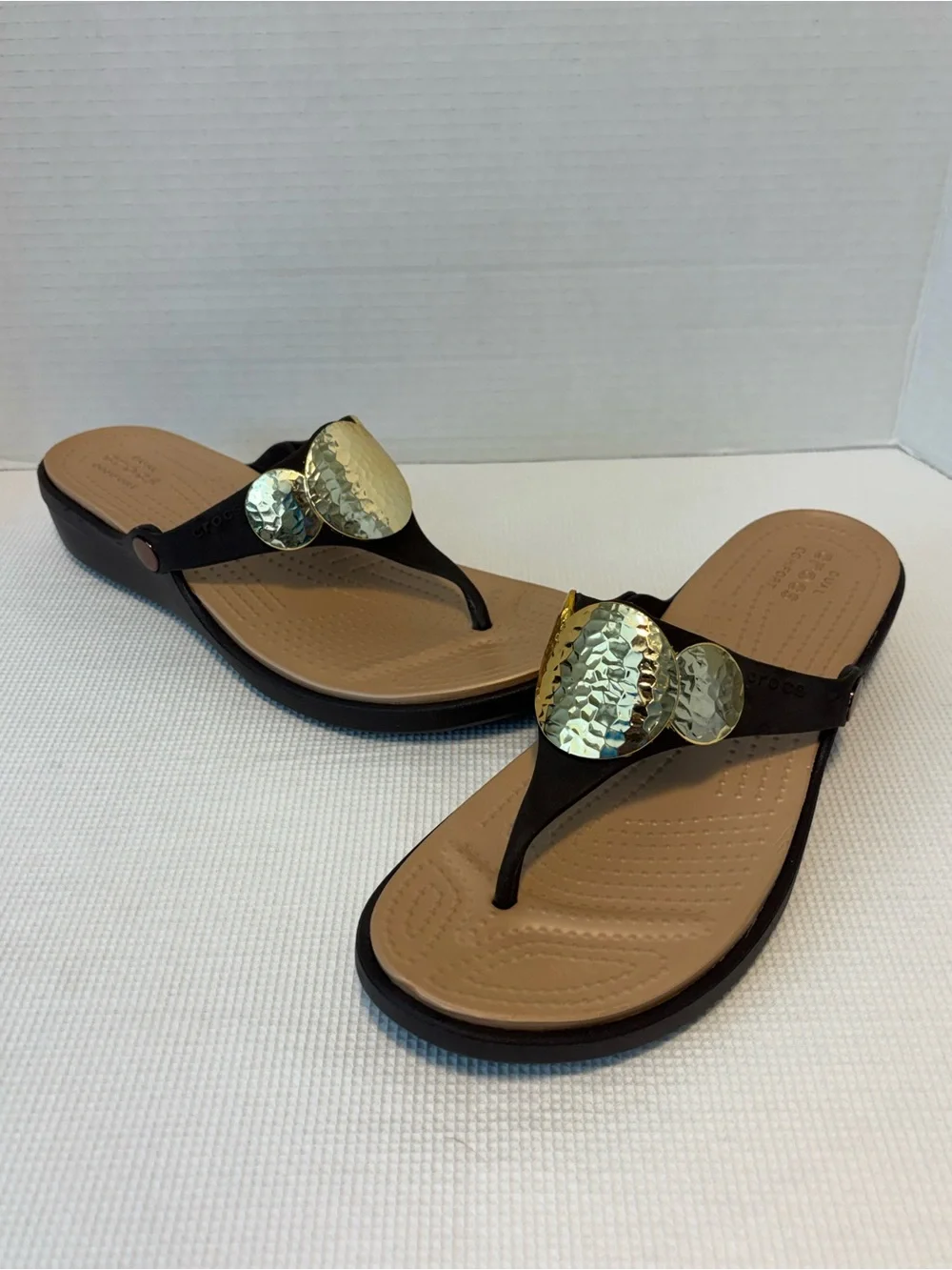 CROCS Comfort Thong Sandals Gold Hammered Medallion SANRAH 11 - Picture 1 of 9